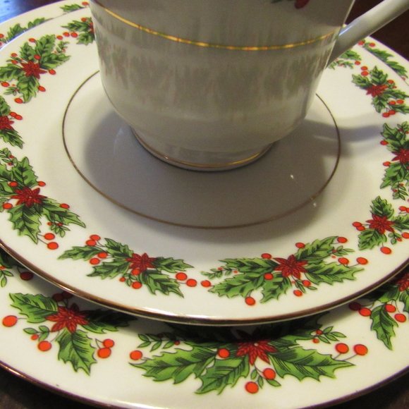 🎄(Reduced) Vintage Christmas Holly Berries 24K Gold Tea Cup/Dessert Plate Set - Picture 5 of 15